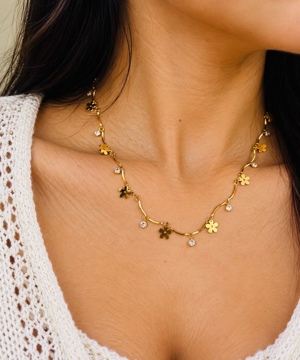 LAX_Daisy Charm Floral Necklace for Women - Image 1